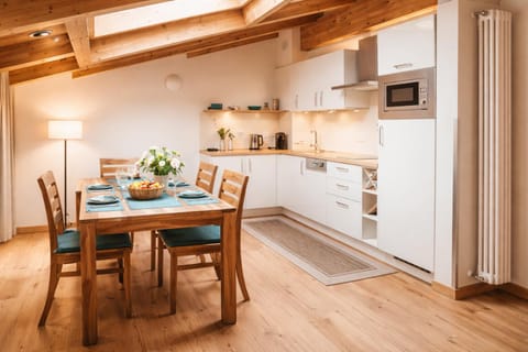 Dining area, kitchen