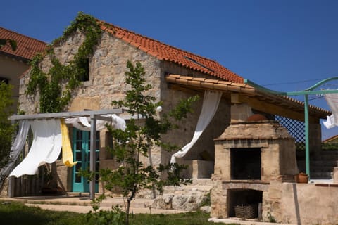 Property building, Day, BBQ facilities, Landmark view