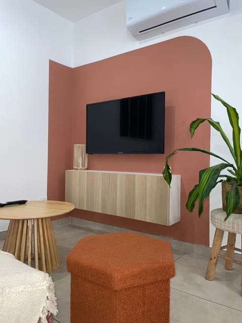 TV and multimedia, Living room, Seating area, air conditioner