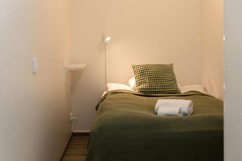 Bed, Bedroom, towels