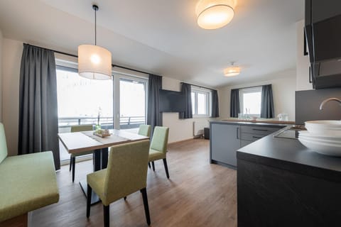 Kitchen or kitchenette, Living room, Seating area, Dining area