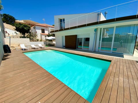 Property building, Patio, Day, Pool view, Swimming pool, sunbed