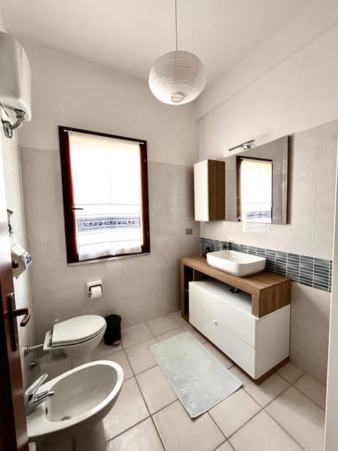 Toilet, Bathroom, towels