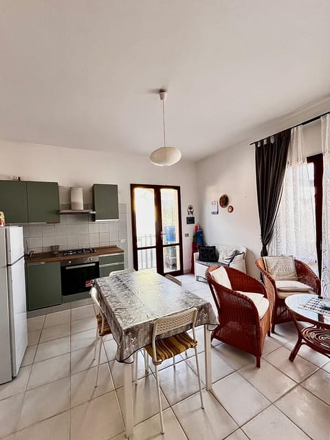 Kitchen or kitchenette, Living room, Dining area, oven