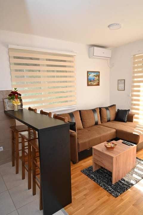 TV and multimedia, Living room, Seating area, Dining area, air conditioner
