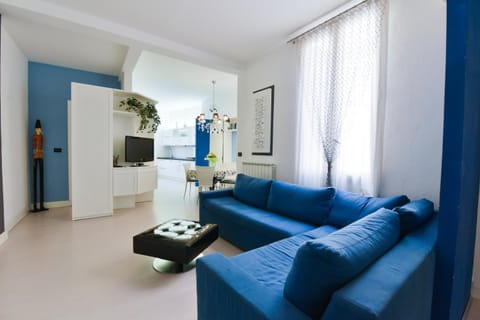 TV and multimedia, Kitchen or kitchenette, Living room, Seating area