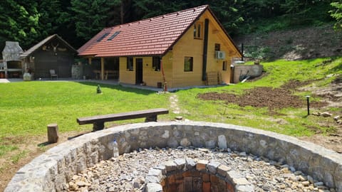 Property building, Spring, Day, Natural landscape, BBQ facilities, Garden, Garden, Balcony/Terrace, Garden view