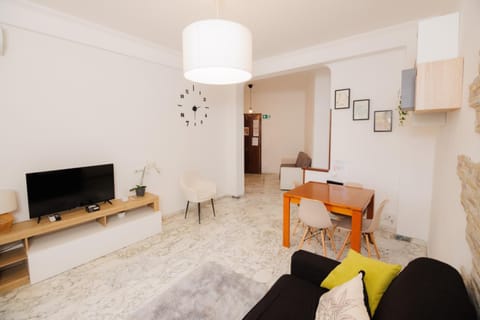 Communal lounge/ TV room, TV and multimedia, Living room, Seating area, Dining area