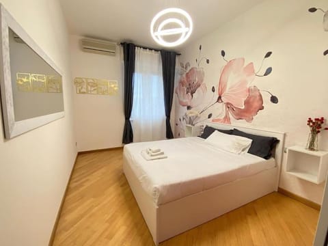 Bed, Photo of the whole room, Bedroom, towels, air conditioner