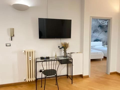 Bed, TV and multimedia, Living room, Photo of the whole room, Seating area, Bedroom