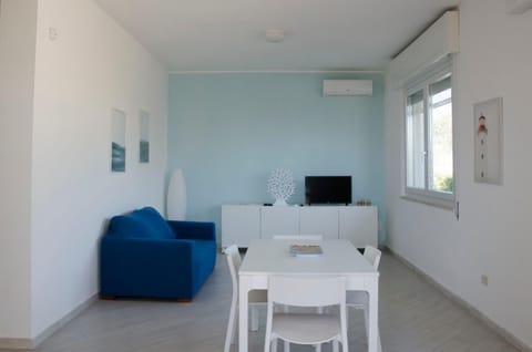 TV and multimedia, Living room, Seating area, Dining area, air conditioner