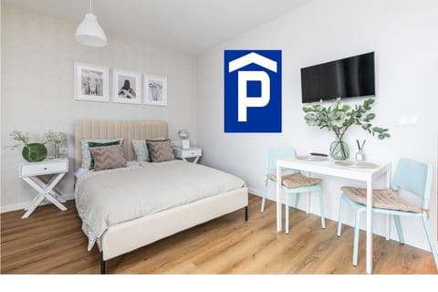 Bed, TV and multimedia, Dining area, Bedroom