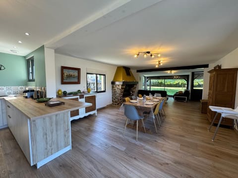 Kitchen or kitchenette, Living room, Dining area, internet