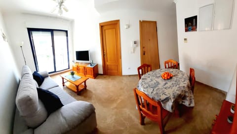 Communal lounge/ TV room, TV and multimedia, Photo of the whole room, Seating area, Dining area, Evening entertainment