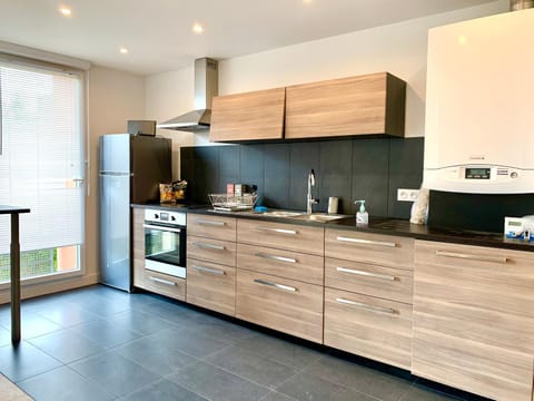 Kitchen or kitchenette, dishwasher, oven, toaster