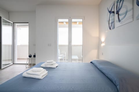 Bed, Bedroom, towels