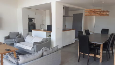 Kitchen or kitchenette, Seating area, Dining area