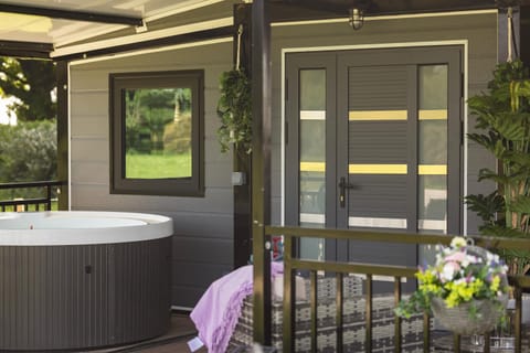 Patio, Hot Tub, Balcony/Terrace