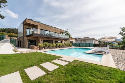Property building, Garden, Swimming pool