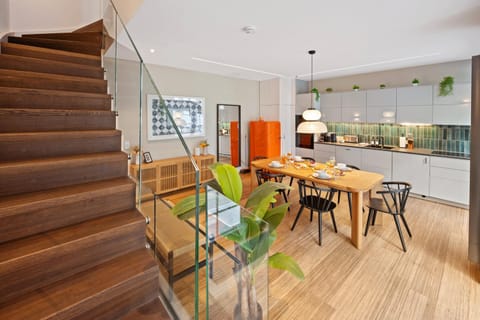 Kitchen or kitchenette, Living room, Seating area, Dining area