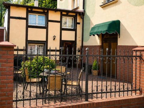 Property building, Patio, Balcony/Terrace, Dining area
