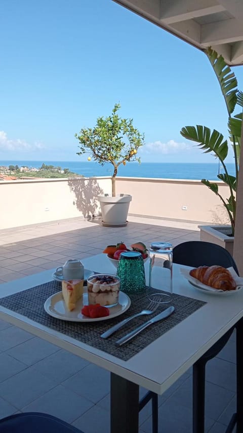 Balcony/Terrace, Food and drinks, Food, Sea view, Breakfast, Continental breakfast