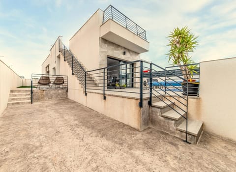 Property building, Garden, Balcony/Terrace