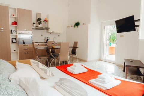 Bed, TV and multimedia, Kitchen or kitchenette, Living room, Photo of the whole room, Seating area, Dining area, Bedroom, towels