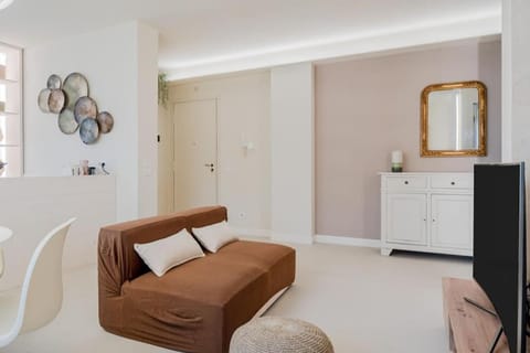 Bed, Living room, Photo of the whole room, Seating area