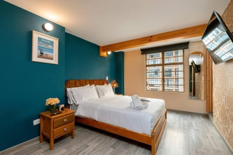 Bed, TV and multimedia, Photo of the whole room, Bedroom