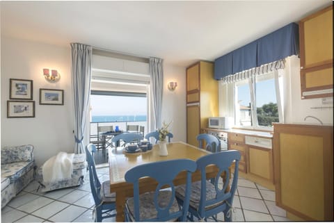 Kitchen or kitchenette, Living room, Seating area, kitchen