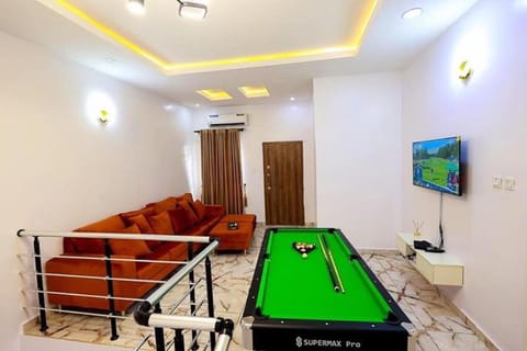 Communal lounge/ TV room, Billiard, TV and multimedia, Seating area