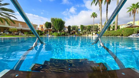 Nearby landmark, Day, Natural landscape, Garden, Garden view, Pool view, Swimming pool, sunbed