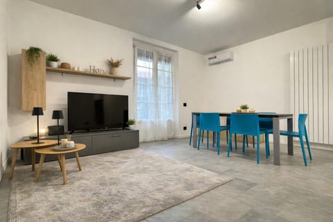 Communal lounge/ TV room, TV and multimedia, Living room, Seating area, Dining area, Evening entertainment, air conditioner