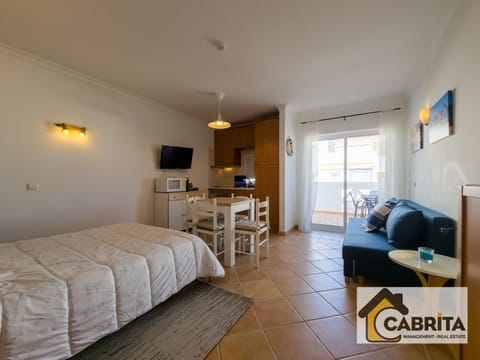 Communal lounge/ TV room, Bed, Kitchen or kitchenette, Photo of the whole room