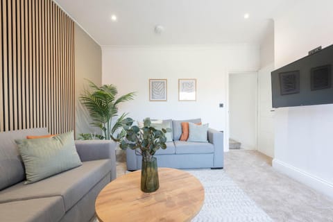 TV and multimedia, Living room, Seating area, Evening entertainment