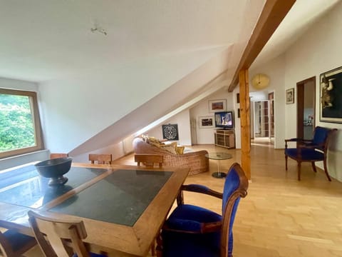 TV and multimedia, Living room, Seating area, Dining area