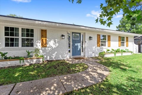 Ranch Home Gem 5BR Home Sleeps 12 with Game Room House in Gulfport