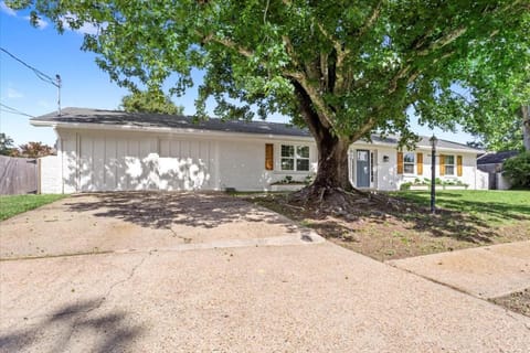 Ranch Home Gem 5BR Home Sleeps 12 with Game Room House in Gulfport