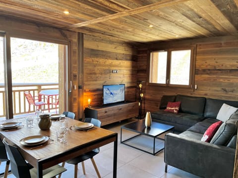 Natural landscape, TV and multimedia, Living room, Dining area