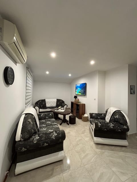 Communal lounge/ TV room, TV and multimedia, Living room, Seating area, Evening entertainment, air conditioner
