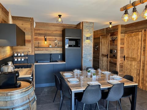 Kitchen or kitchenette, Dining area, oven, stove