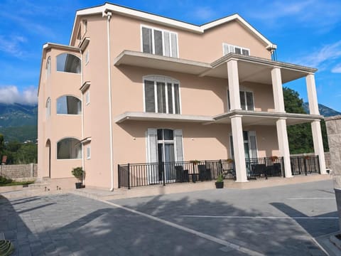 Property building, Facade/entrance, Parking