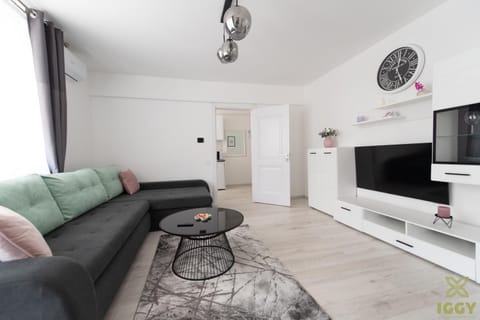 TV and multimedia, Living room, Seating area, internet, air conditioner