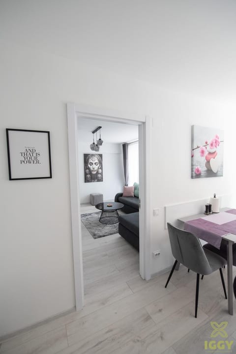 Bed, Living room, Photo of the whole room, Seating area, Dining area