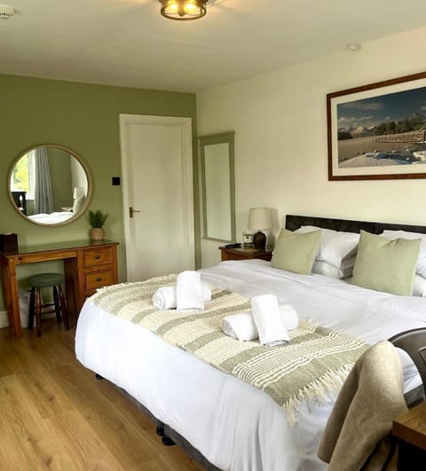 Bed, Photo of the whole room, Seating area, Bedroom, towels