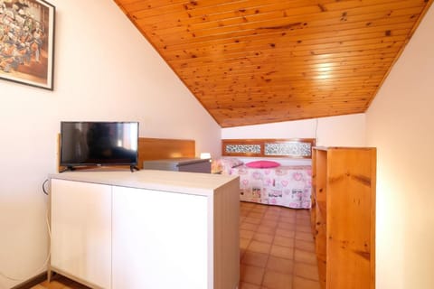 Bed, TV and multimedia, Photo of the whole room, Bedroom