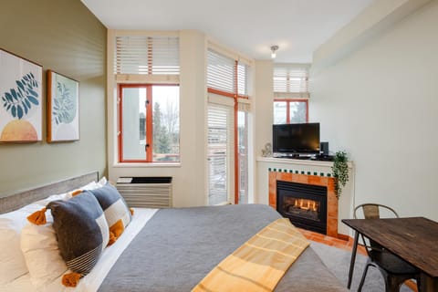 Patio, TV and multimedia, Living room, Seating area, Dining area, Bedroom, fireplace