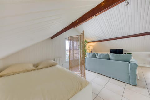 Bed, Living room, Photo of the whole room, Seating area, Bedroom