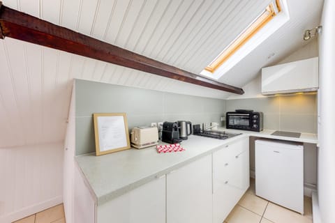 Coffee/tea facilities, Kitchen or kitchenette, oven, stove, toaster